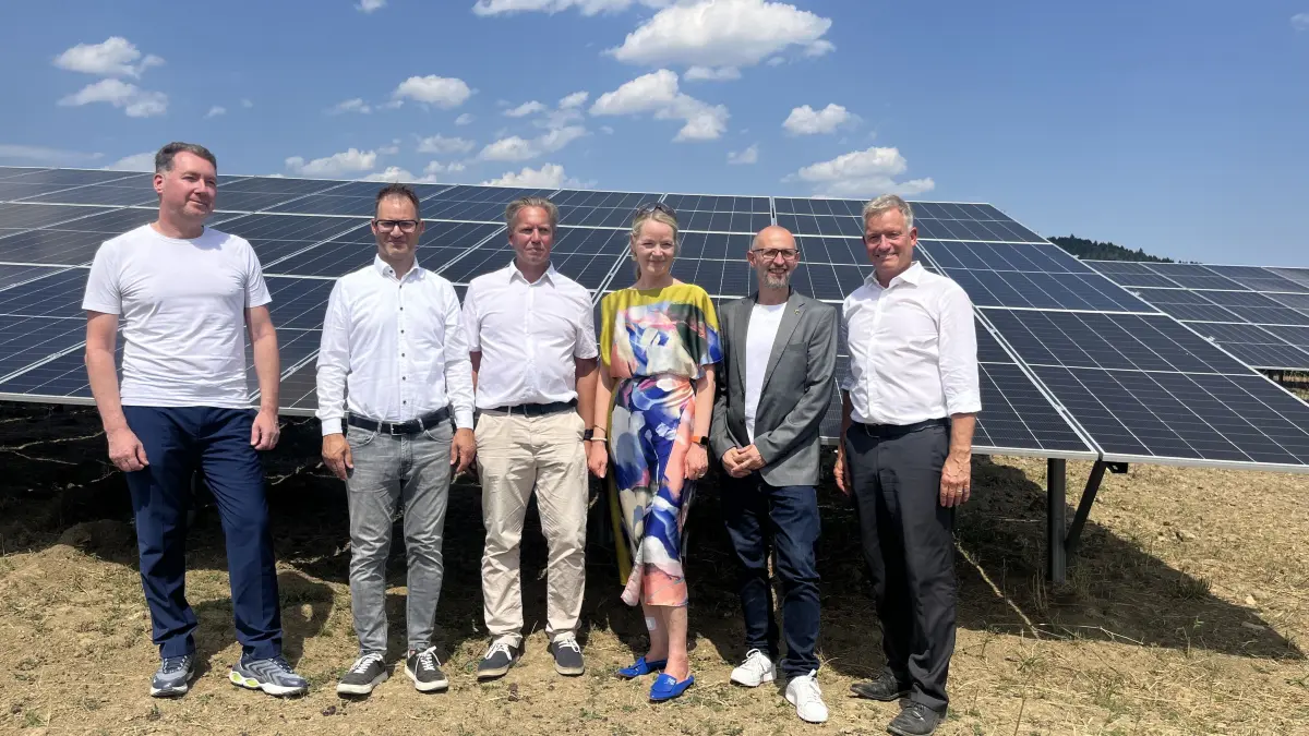 Gemeinsam mit den Verantwortlichen des Projekts wurde der neue Solarpark in Trichtingen offiziell eingeweiht.