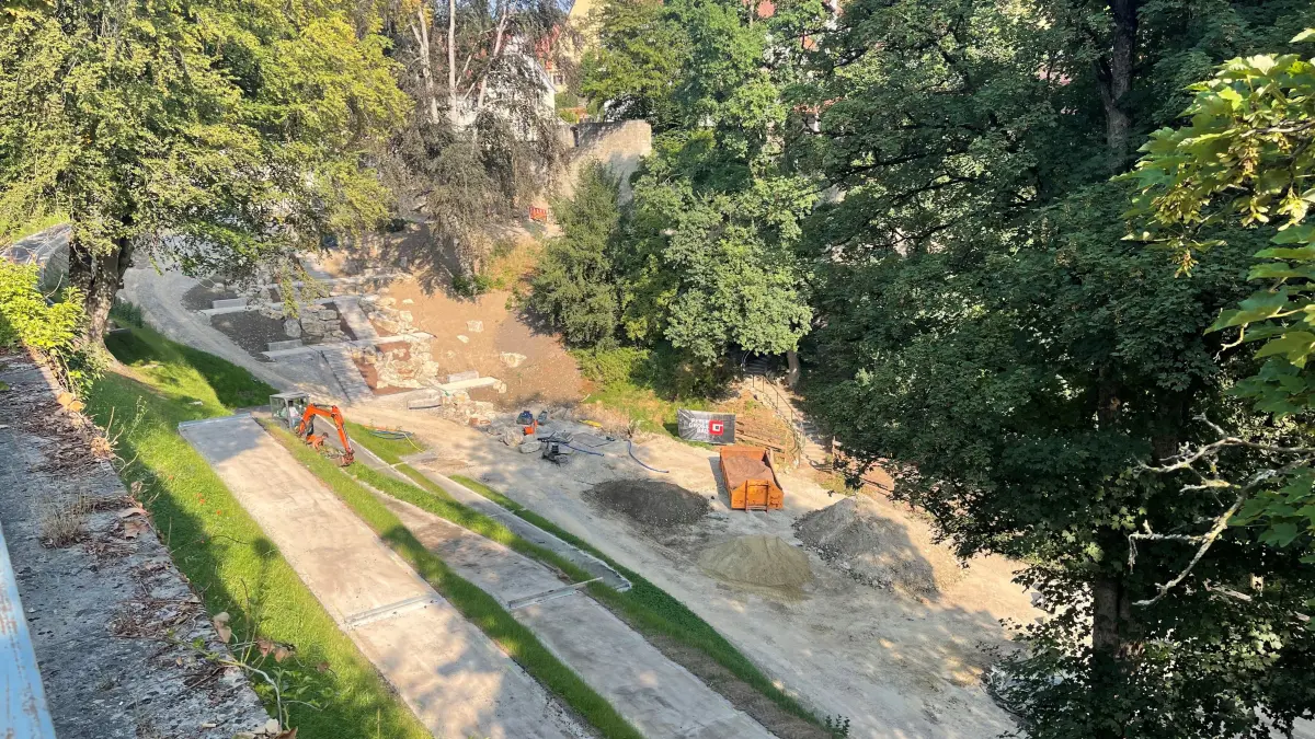 Der neuangelegte Weg in den Stadtgraben muss überarbeitet werden.