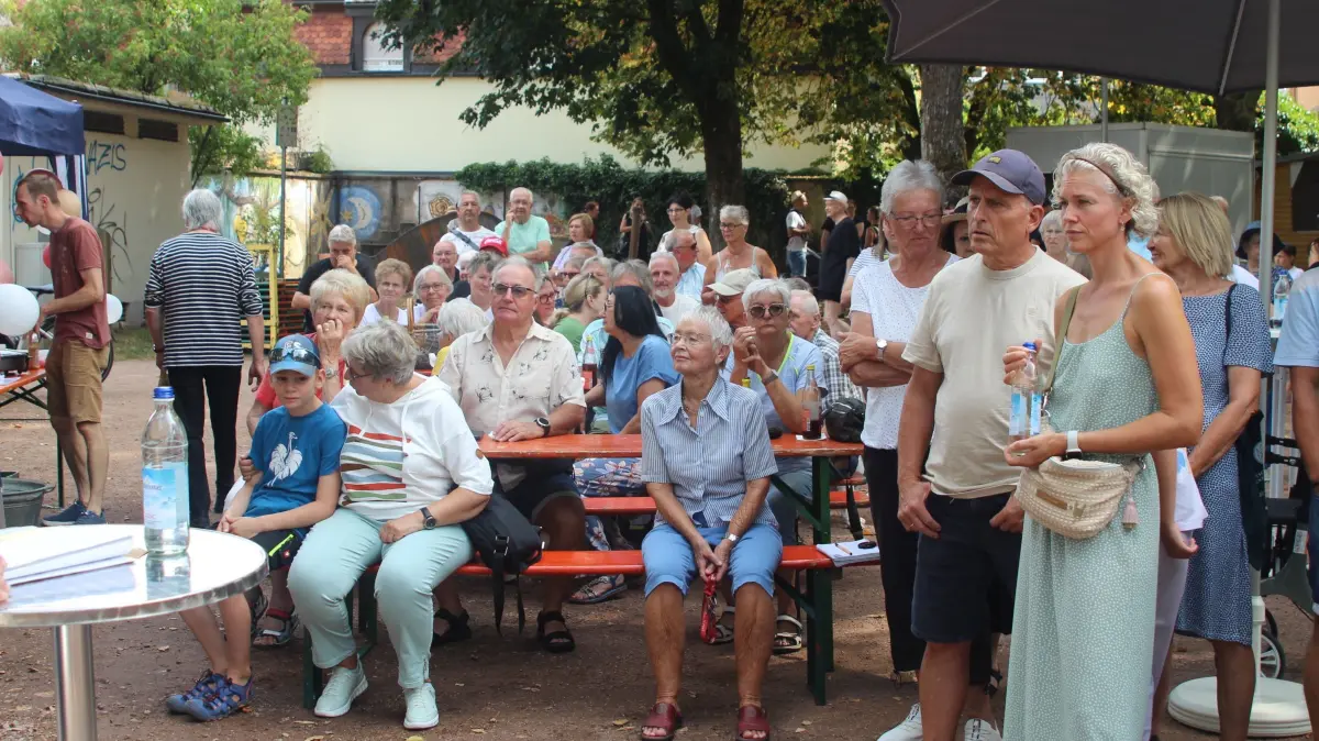 Sehr viele Bürger verfolgten die Wiederinbetriebnahme der Voliere mit großem Interesse.