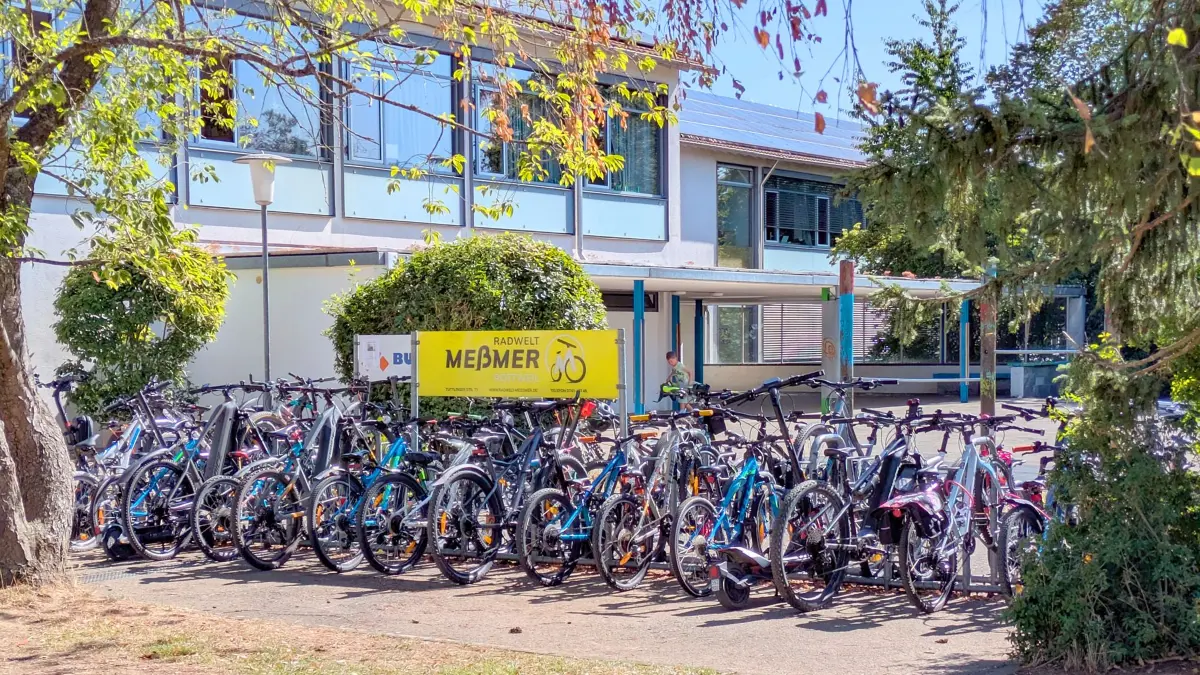 Die Fahrradständer auf dem Zimmerner Pausenhof reichen nicht mehr aus. Die Schule bemüht sich um weitere Ständer und hat nach Auskunft von Rektor Jan Hofelich Kontakt mit Firmen aufgenommen.