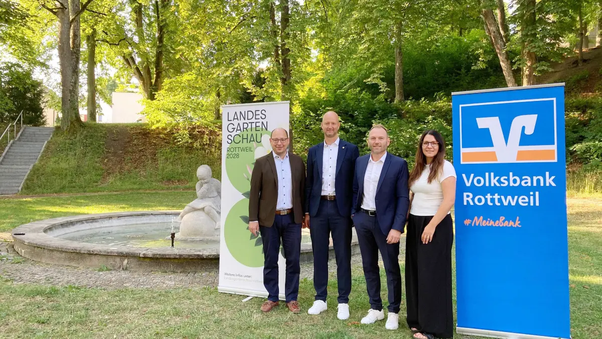 Oberbürgermeister Christian Ruf, Carsten Brüner und Boris Braun, beide Vorstände der Volksbank Rottweil, sowie Bürgermeisterin und Geschäftsführerin der Landesgartenschau Ines Gaehn, freuen sich am künftigen Standort der Kugelbahn im Hochturmpark über die Zusammenarbeit im Rahmen der Landesgartenschau.