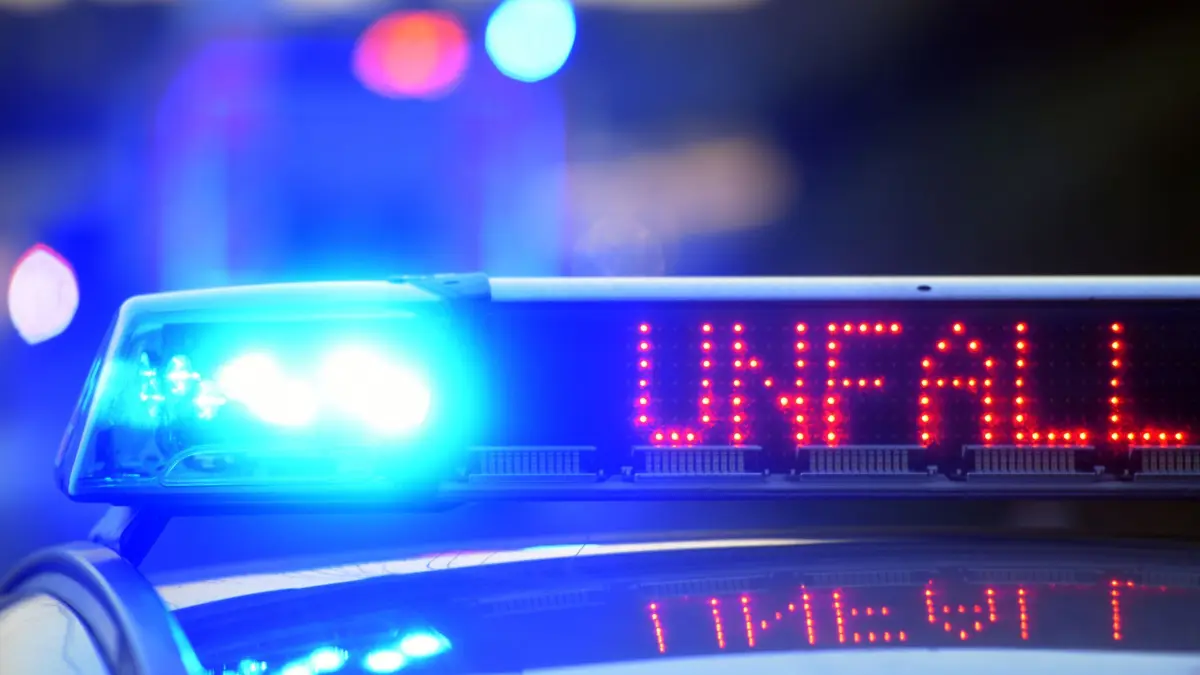 Polizei sichert Unfallstelle: ARCHIV - 11.06.2017, Bayern, Günzburg: Auf einem Polizeifahrzeug warnt am 12.06.2017 auf der Autobahn A8 eine Leuchtschrift vor einer Unfallstelle. Foto\ Stefan Puchner/dpa (zu dpa: «Unfall auf A28 – Polizei findet Waffen im Auto») Foto: Stefan Puchner/dpa +++ dpa-Bildfunk +++