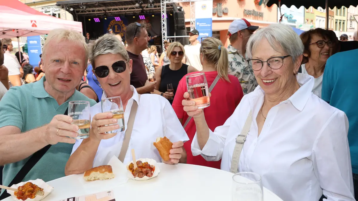 Einen Samstag lang herrschte auf und rund um den Latschariplatz wieder einmal Jubel, Trubel, Heiterkeit. Ein Prosit auf ein erneut erfolgreiches Weinfest.