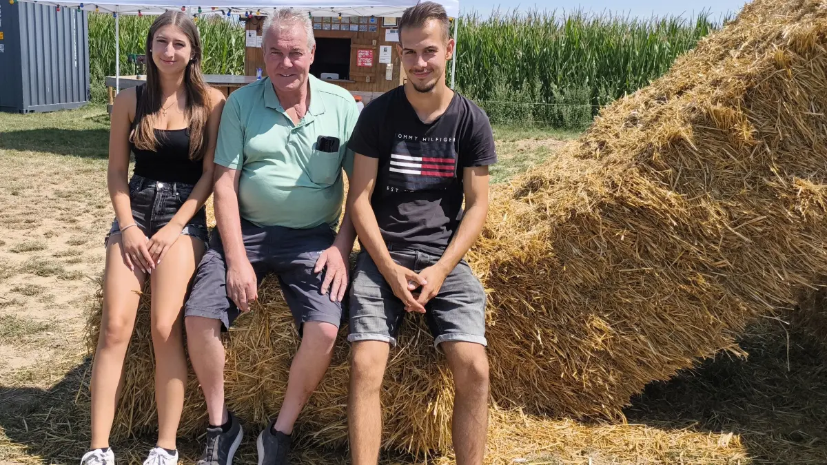 Laura Kasnar, Manfred Maier und David Maier (von links) vor dem Maisfeld in Wolfenhausen.