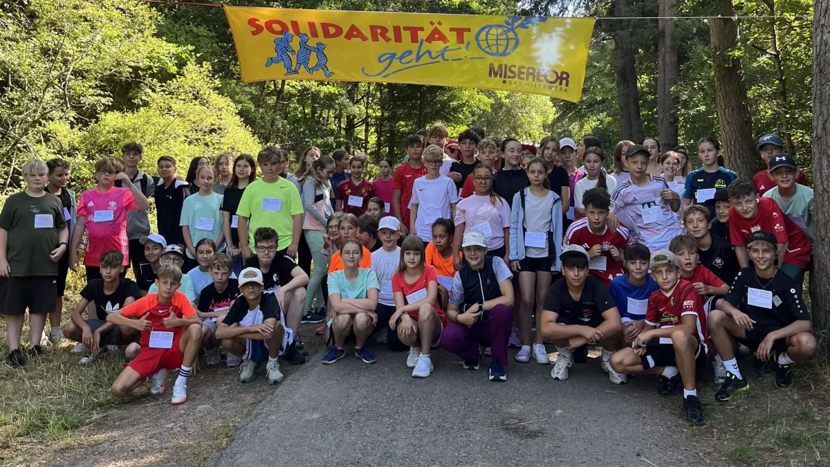 Nach dem Sponsorenlauf der St. Ursula Schulen in der Nähe des Waldkindergartens stellten sich Lehrer, Organisatoren und die Schüler zu einem Erinnerungsfoto zusammen. Stolze 10.000 € kamen für die Misereorprojekte in Brasilien zusammen.