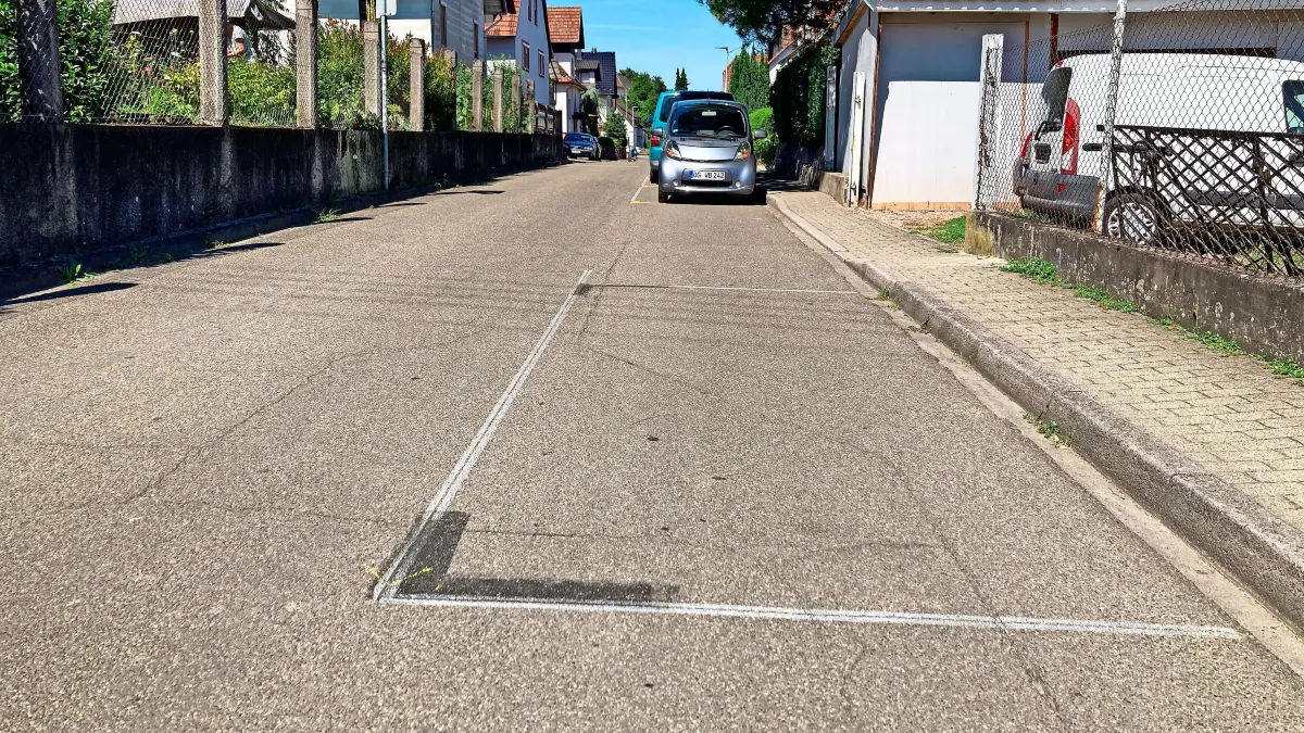 Kaum war der Platz markiert, ist er auch schon wieder entfernt. Begründung: Zu unübersichtlich sei dieser Parkplatz für die Kinder aus der SchulstraßeLeutkirchstraße.