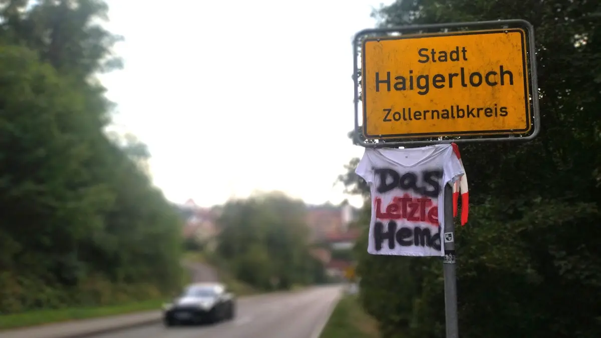 Mutmaßliche Protestaktion: An der Ortstafel an der Seesteige hing ein weißes T-Shirt mit der Aufschrift „Das letzte Hemd“.