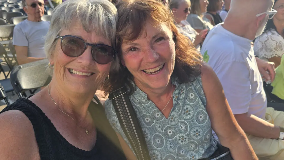 Vera Rapp (links) aus St. Georgen-Stockburg verbindet wunderschöne Erinnerungen mit den Songs von Howard Carpendale. Ihre Freundin Erika Wohlgemuth aus Mönchweiler freut sich mit ihr darüber.