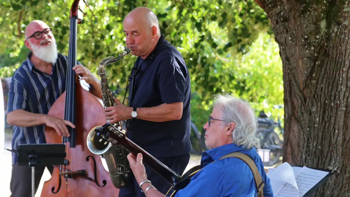 Winfried Holzenkamp (Kontrabass), Mike Schweizer (Saxofon) und Geoff Goodman (Gitarre) begeisterten in Landelins Garten.
