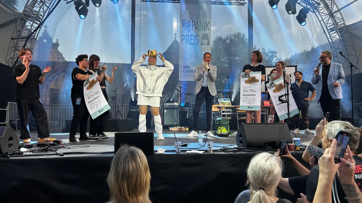 Die drei Sieger präsentieren sich gemeinsam bei der Panikpreis-Verleihung auf der Bühne.