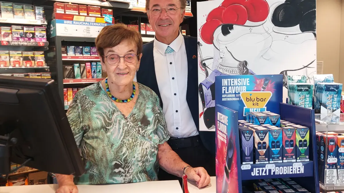 Auch mit 90 Jahren hilft Inge Sum immer mal wieder aus. Zum 100. Geburtstag der Tankstelle schenkte Bürgermeister Siegfried Eckert der passionierten Künstlerin ein Gemälde.