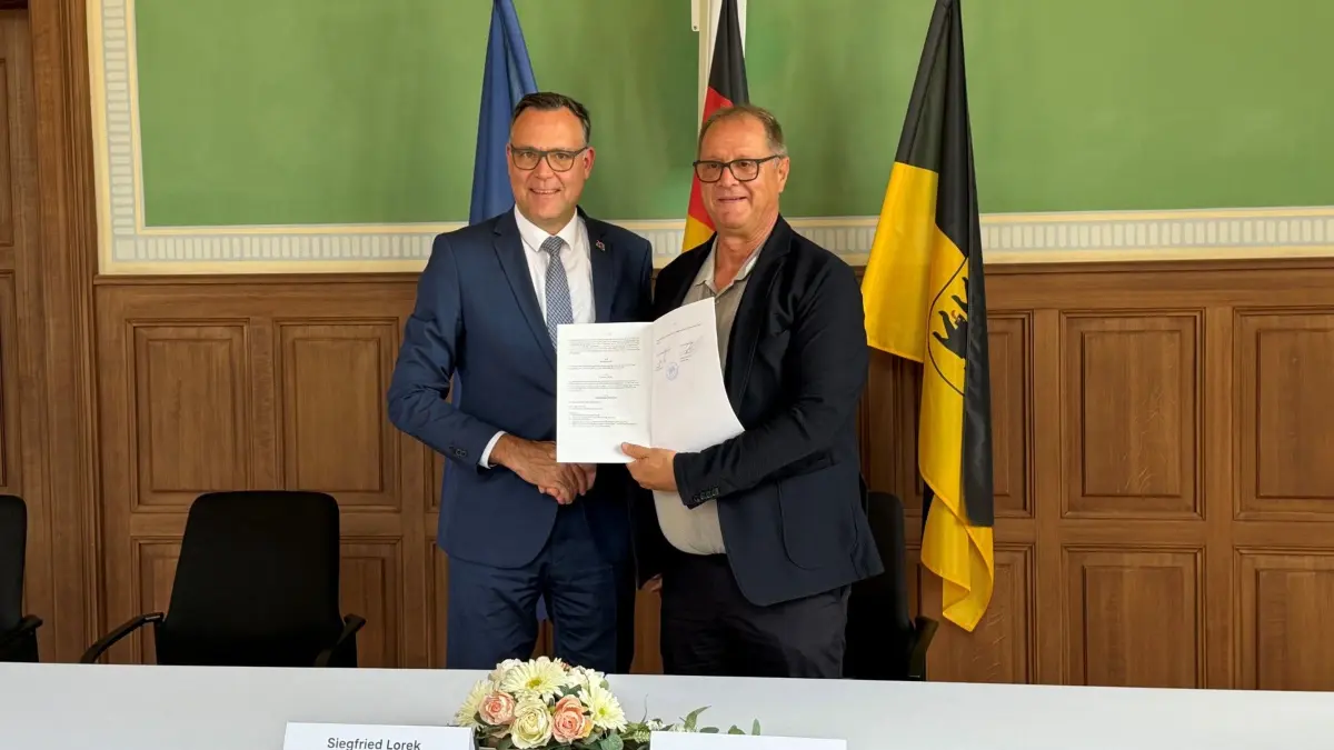 Sie unterzeichneten den entsprechenden Vertrag: Staatssekretär Siegfried Lorek und Oberbürgermeister Jürgen Roth.