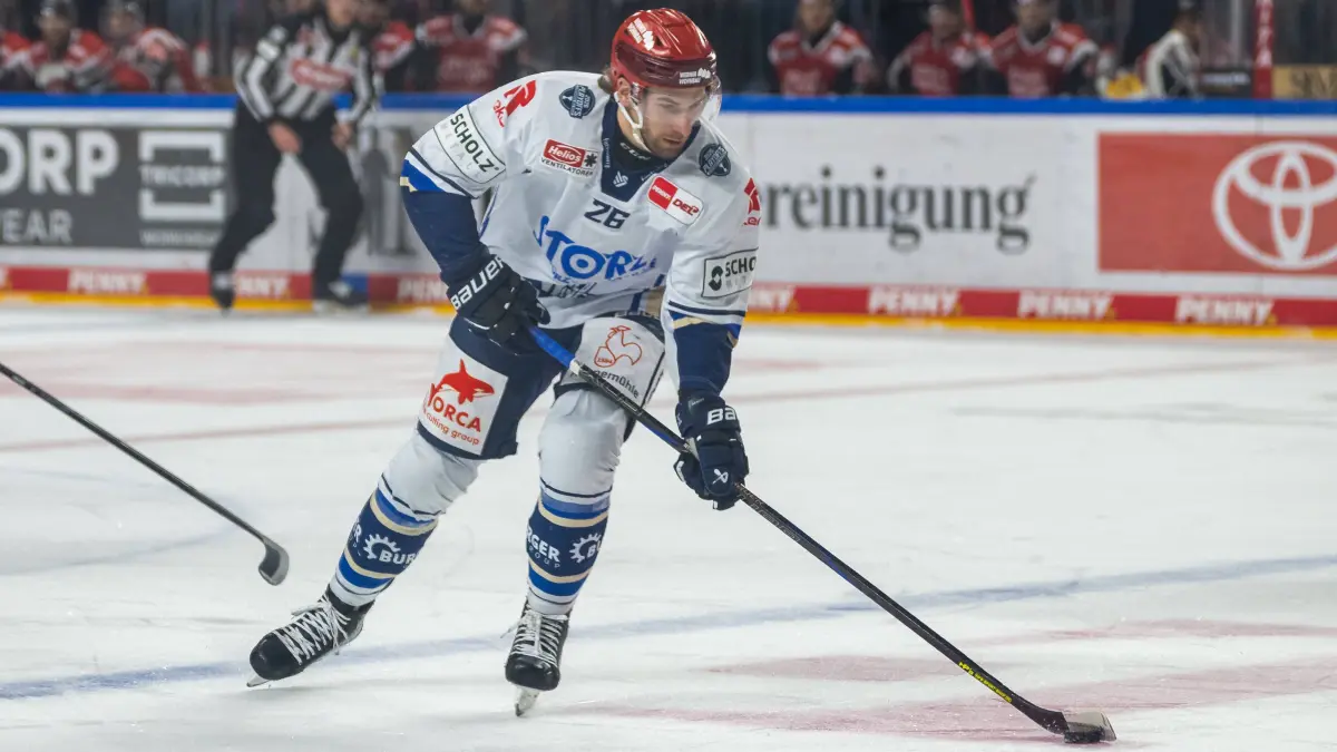 Tim Gettinger Schwenninger Wild Wings, 26 im Angriffsdrittel. Koelner Haie vs. Schwenninger Wild Wings, Eishockey, Penny DEL, Play Off, 02. Spieltag, Saison 2025/2026, 27.03.2026 Koelner Haie vs. Schwenninger Wild Wings, Eishockey, Penny DEL, Play Off, Viertelfinale, Spiel 2, Saison 2025/2026, 27.03.2026 Koeln *** Tim Gettinger Schwenninger Wild Wings, 26 in attacking third Koelner Haie vs Schwenninger Wild Wings, Ice Hockey, Penny DEL, Play Off, 02 Matchday, Season 2025 2026, 27 03 2026 Koelner Haie vs Schwenninger Wild Wings, Ice Hockey, Penny DEL, Play Off, Quarterfinals, Game 2, Season 2025 2026, 27 03 2026 Koeln Copyright: xEibner-Pressefoto/ThomasxHaeslerx EP_THR