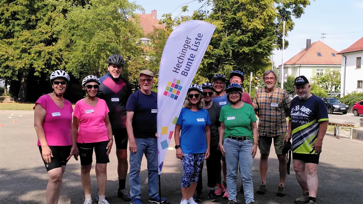 Der Altersdurchschnitt war etwas weiter oben, aber genau das war beim ersten Hechinger E-Bike-Sicherheitstraining auch beabsichtigt. Die Bunte Liste hatte dafür Karle Seemann (rechts) als Fachmann engagiert.