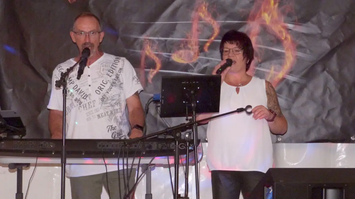Und der musikalische Abschluss des ersten Festtages gehörte dem Duo "Magic Moments" aus Böhringen bei Rottweil.