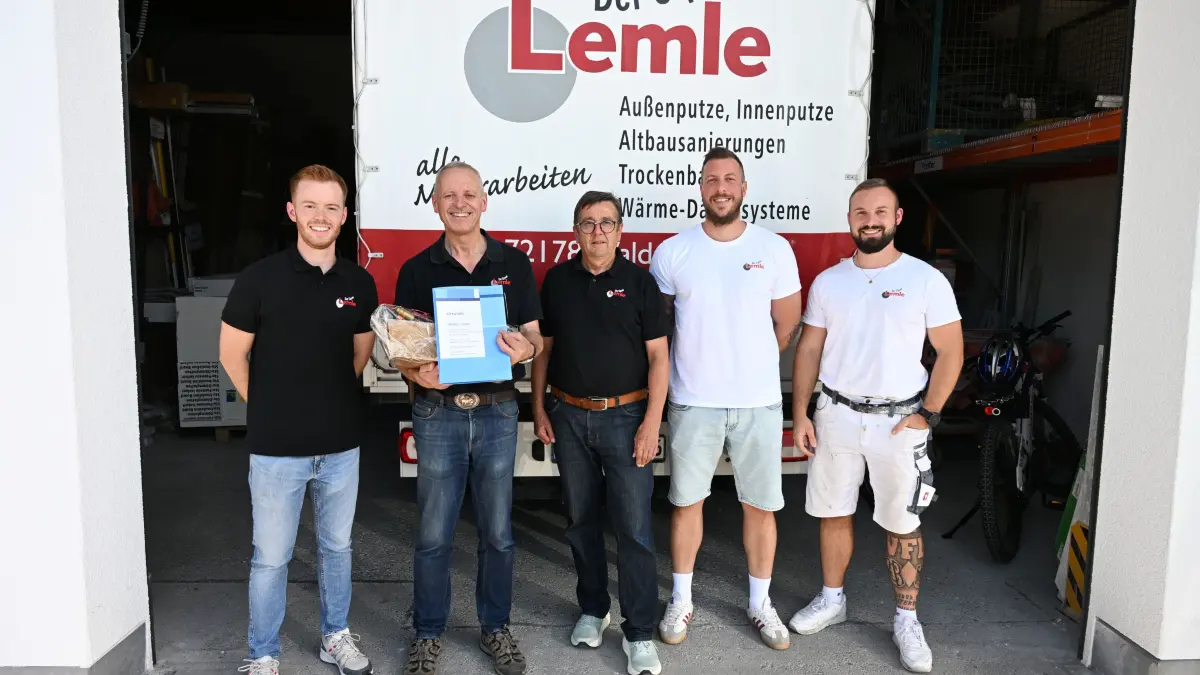 Geschäftsübergabe bei Lemle-Letzgus in Tumlingen: Neu-Geschäftsführer Maximilian Lemle (von links), Seniorchef Walter Lemle, Kaufmännischer Leiter Bruno Letzgus und die Bauleiter Kevin Hess und Robin Luger.