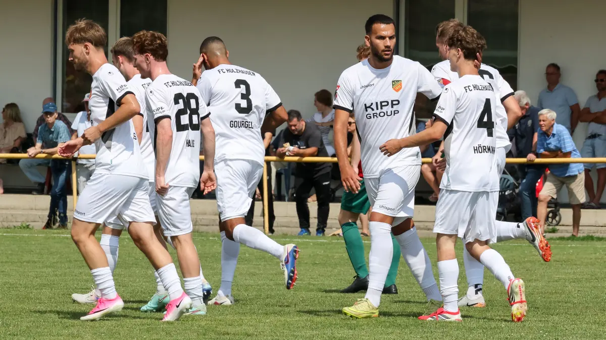 Felix Hörmann (Nummer vier) und der FC Holzhausen bejubeln das 0:1 gegen den SV Nehren.