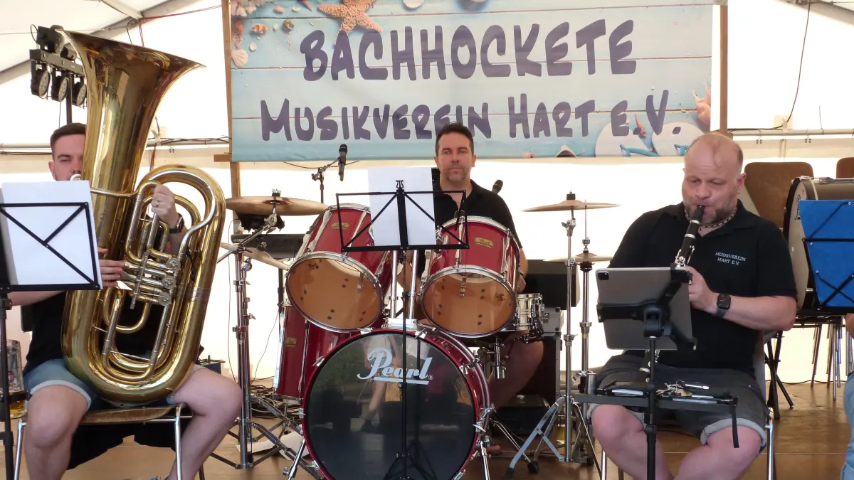 Eine kleine Polka-Besetzung in der auch Dirigent Johannes Schuler (rechts) mitspielte