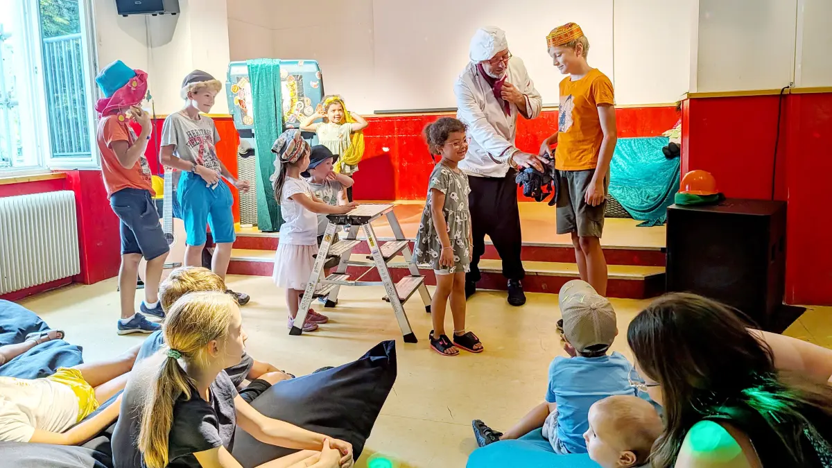 Zum Auftakt des Schwenninger Sommerferienprogramms im Jugendhaus spielten die Kinder gemeinsam mit Olaf Jungmann das Märchen Schneewittche