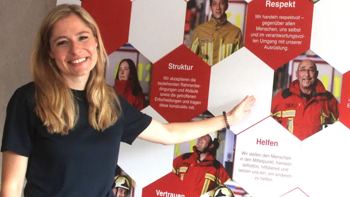 Das neue Leitbild, welches Katharina Fautz vorstellte, ist bereits graphisch gestaltet und wird nun im Gerätehaus für alle Feuerwehrleute gut sichtbar sein.