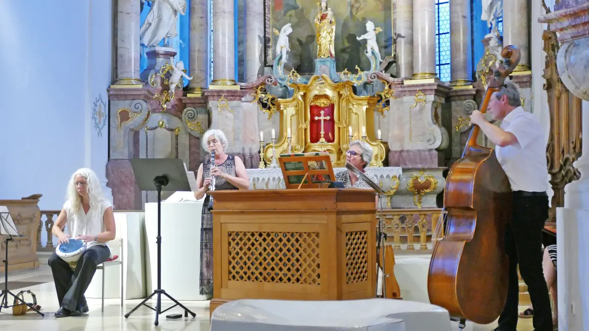 Cornelia Plantard (Darbuka), Karin Welge (Klarinette), Beate Vöhringer (Truhenorgel) und Peter Kadelbach (Kontrabass)