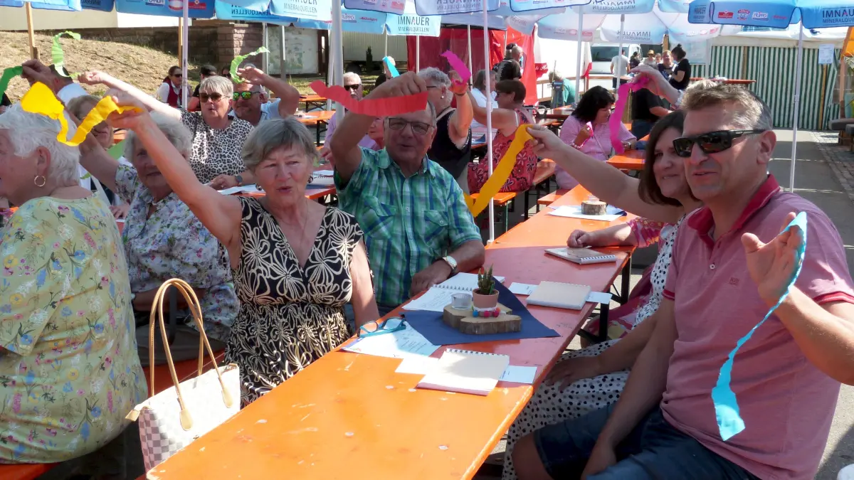 An dessen Ende durften die Festbesucher bunten Bänder schwenken. Ganz nach dem Motto: Fiesta Mexicana.