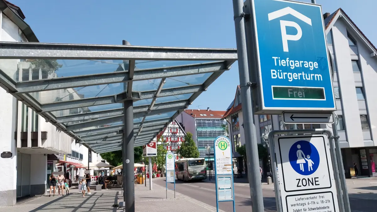 Der Bereich rund um die Bushaltestelle am Bürgerturm gilt als Kriminalitätsschwerpunkt. Der Gemeinderat hob jüngst den Daumen, um dort mittels Videoüberwachung insbesondere das subjektive Sicherheitsempfinden zu verbessern.