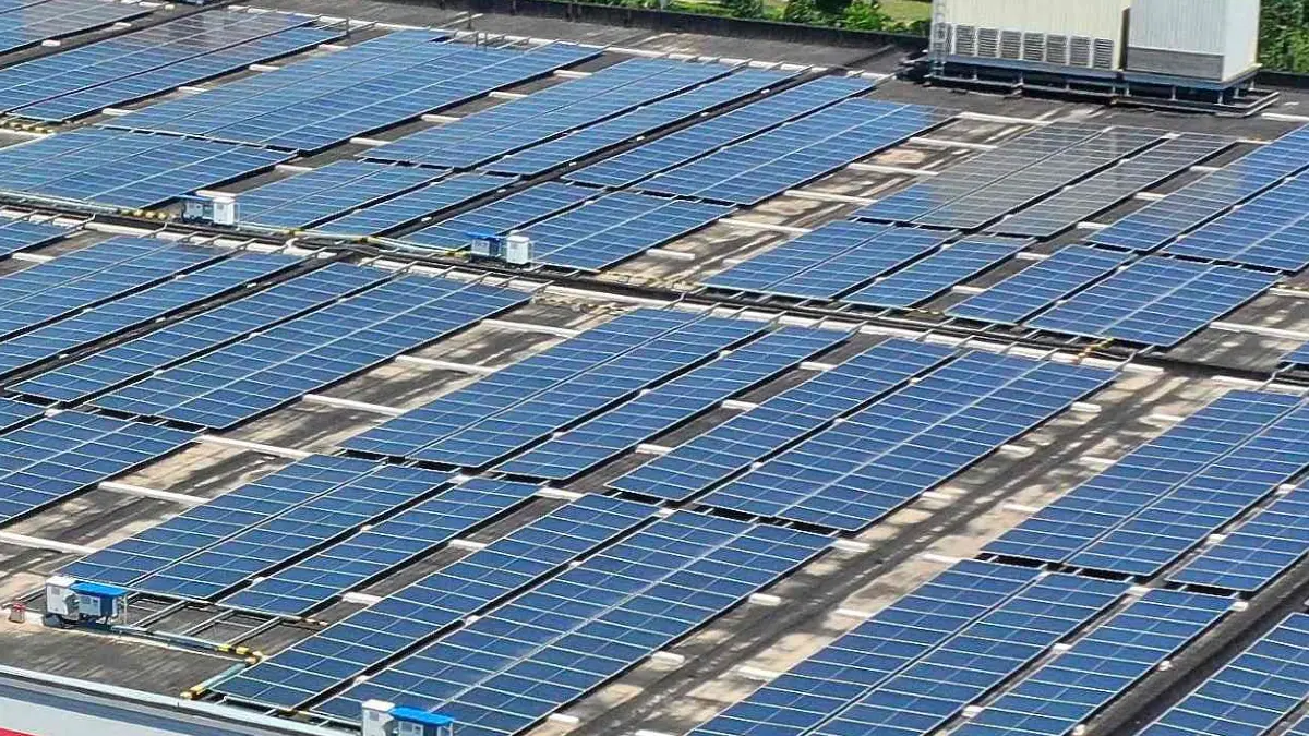 CHINA-ENERGY-SOLAR: Solar panels are arranged on the rooftop of an industrial park in Jimo District, Qingdao, in eastern China's Shandong province on August 4, 2026. (Photo by CN-STR / AFP) / China OUT