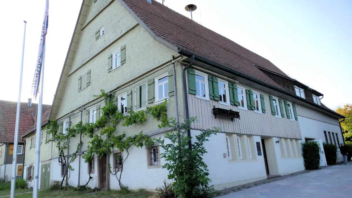 Das sanierungsbedürftige Bürgerhaus Herzogsweiler von außen