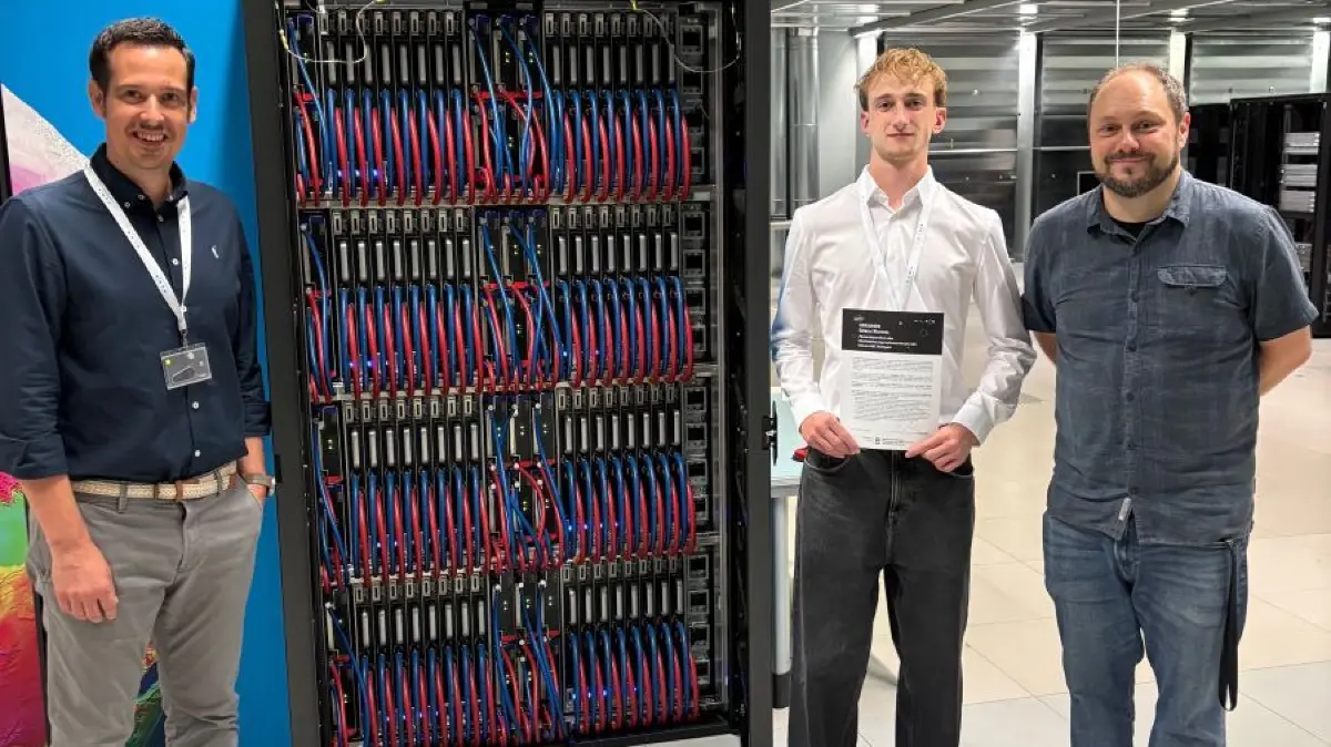 Erfolgreicher Abschluss am Höchstleistungsrechenzentrum Stuttgart: Fabian Geißler, Sören Rommel und Oliver Scheel, Leiter des Projekts „Simulierte Welten“, vor dem HLRS-Supercomputer HUNTER.