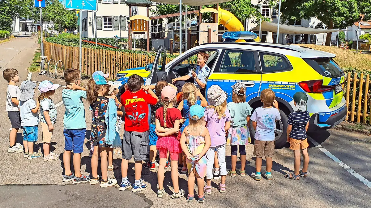 Damit die Kinder die Scheu vor der Polizei verlieren, war eine Beamtin zu Besuch im Familienzentrum.