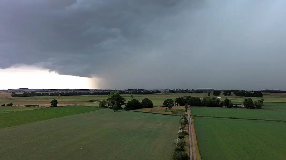 Regen und Gewitter über Brandenburg: ARCHIV - 15.06.2023, Brandenburg, Premnitz: Eine Regenfront zieht über Brandenburg und Teile Sachsen-Anhalts hinweg. (zu dpa: «Wie in den Tropen: Weshalb Schwüle so unangenehm ist») Foto: Cevin Dettlaff/dpa +++ dpa-Bildfunk +++