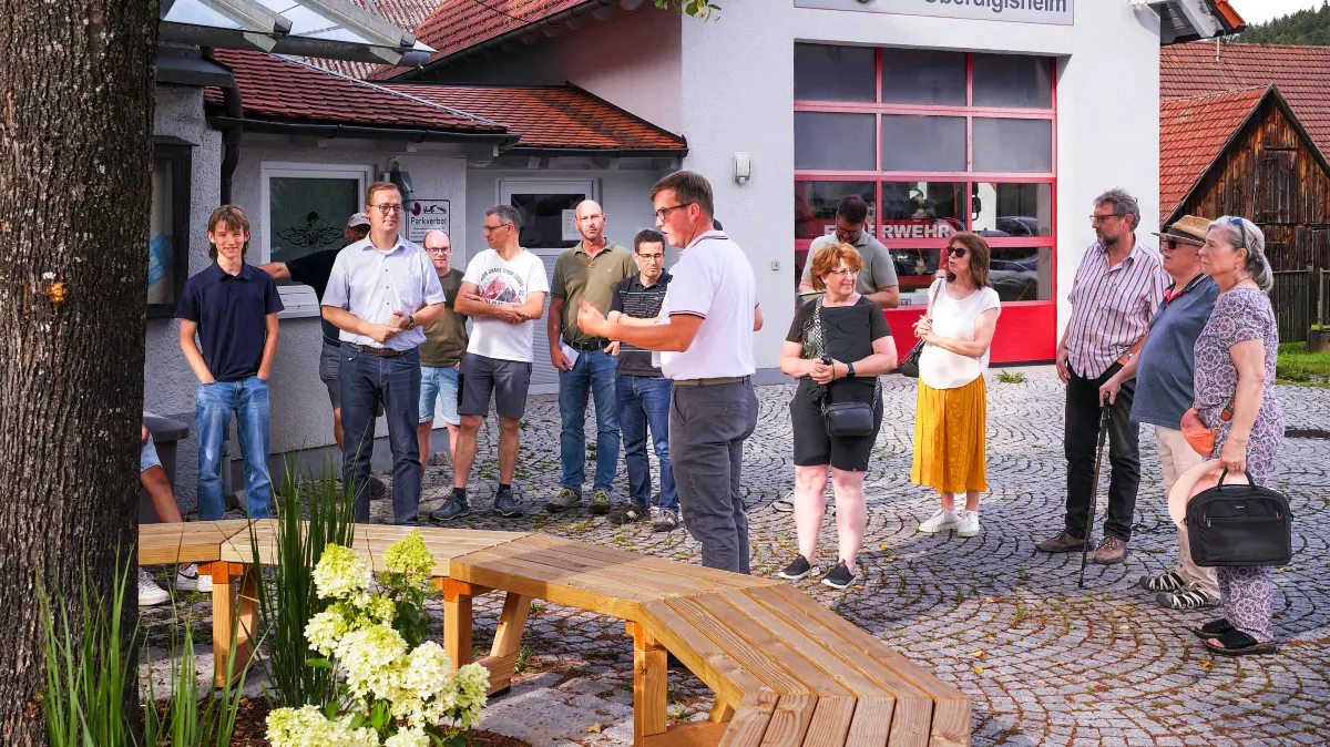 Recht groß war die Gruppe von Ortschaftsrat, Stadtverwaltung und einigen Bürgern, die beim Ortsbegang in Oberdigisheim durch den Ort marschierte. Direkt beim Rathaus freute man sich über den gelungenen Sitzkreis aus Holzbänken. Ebenso war die nicht mehr korrekt schließende Tür zum Feuerwehranbau ein Thema.