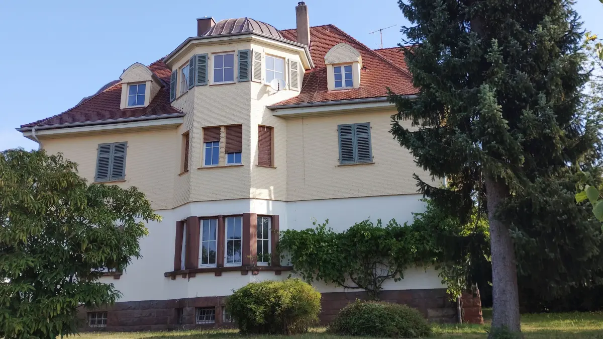Das alte Pfarrhaus in Langenbrad steht unter Denkmalschutz.