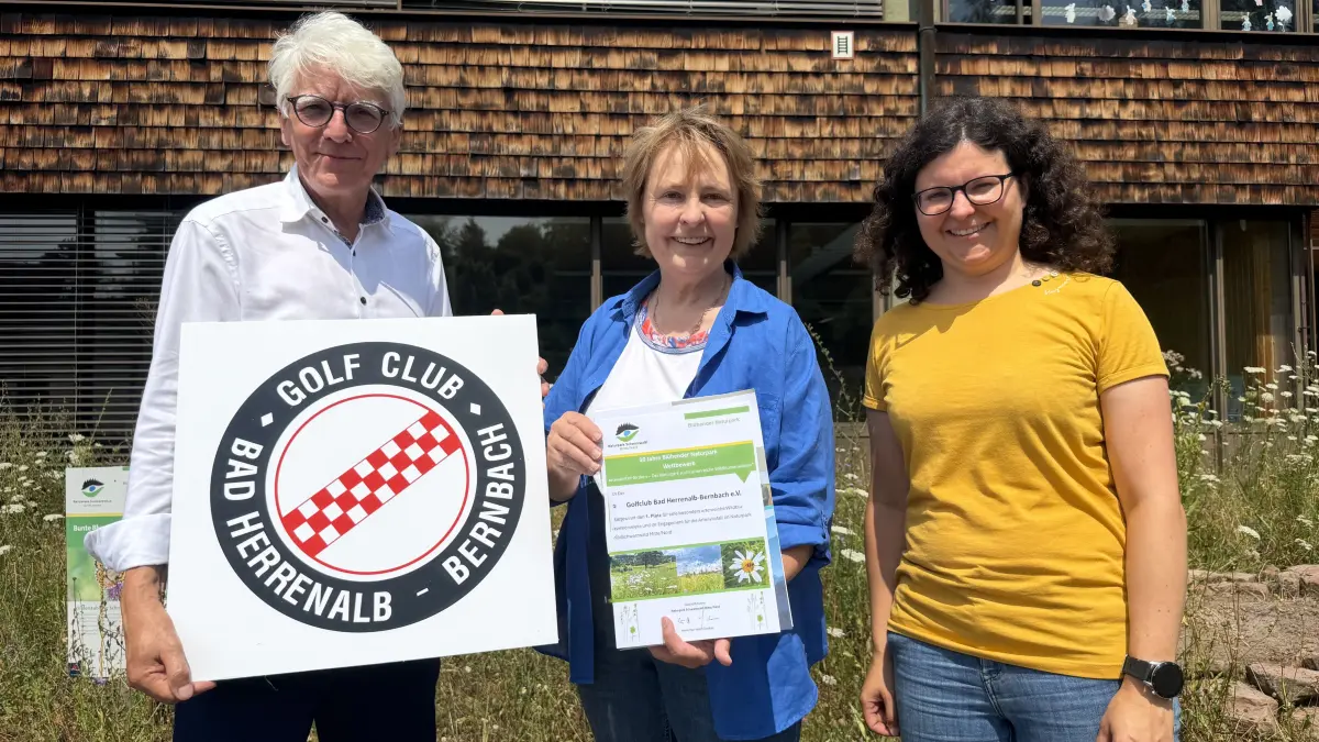 Bürgermeister Klaus Hoffmann gratuliert Sabine Zoller, die sich auf dem Gelände des Golfplatzes als Schwarzwaldguide für die blühende Natur einsetzt; rechts Lilli Wahl, die die Urkunde seitens des Naturparks überreichte.