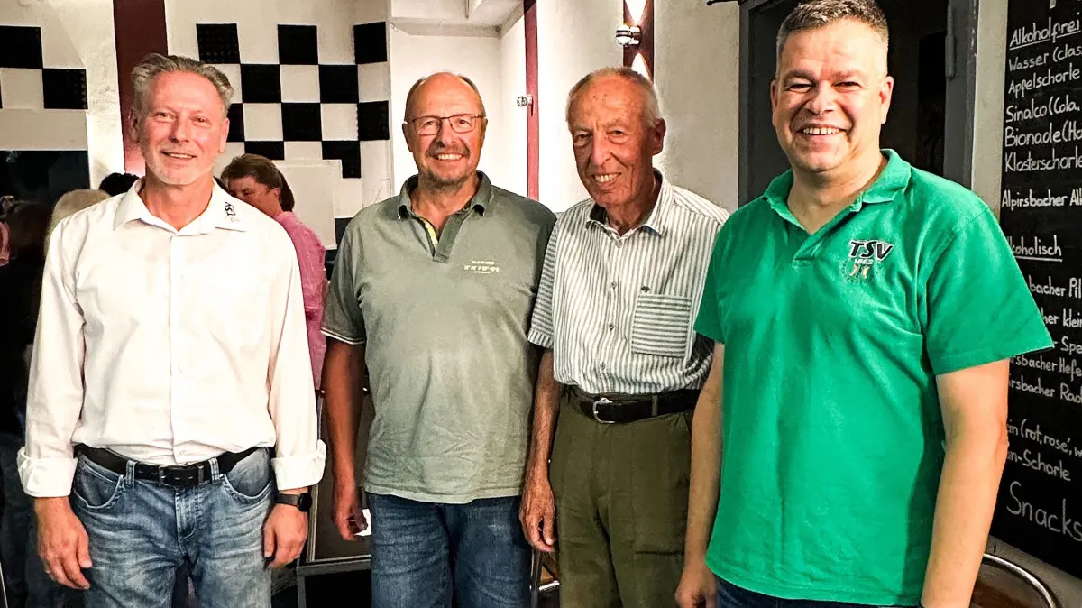 Vorsitzender Harald Türk, der neue Kassenprüfer Bernd Pölling, sein Vorgänger Dieter Ziegler und Kassier Friedemann Krebs