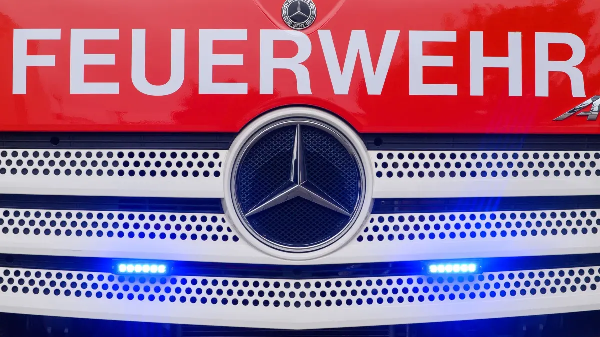 Brand am Fraunhofer Platz: SYMBOLBILD - 17.07.2025, Sachsen-Anhalt, Magdeburg: Der Schriftzug «Feuerwehr» steht auf einem Fahrzeug einer Berufsfeuerwehr. (Symbolbild) (zu dpa: «Feuerwehr rettet mehrere Menschen in Magdeburg») Foto: Klaus-Dietmar Gabbert/dpa +++ dpa-Bildfunk +++