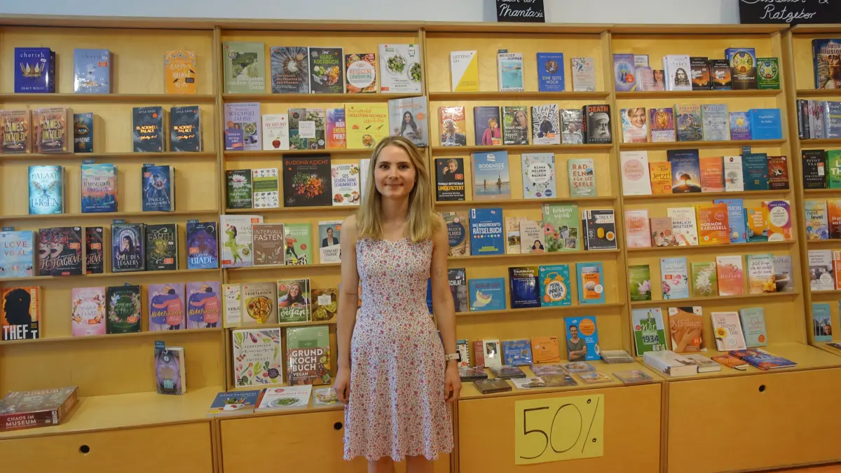 Die Bücher hinter Svenja Fehrenbacher warten auf ihre letzten Käufer. Am Samstag wird die „Bücherinsel“ am Marktplatz in Sulz endgültig geschlossen werden.