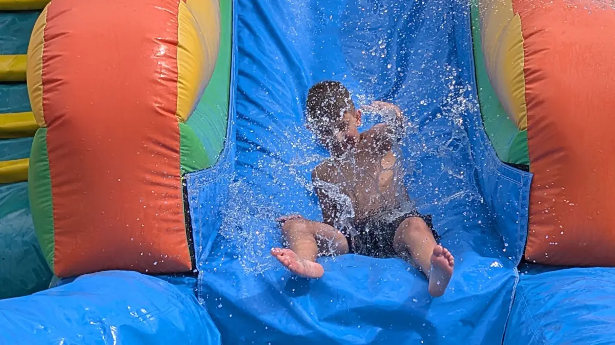 Zu den Rennern der Abenteuerwelt auf dem Hilbenparkplatz in Schwenningen entwickeln sich bei den Kindern die Wasserrutschen, die für spürbare Abkühlung während der Sommerhitze dienen.