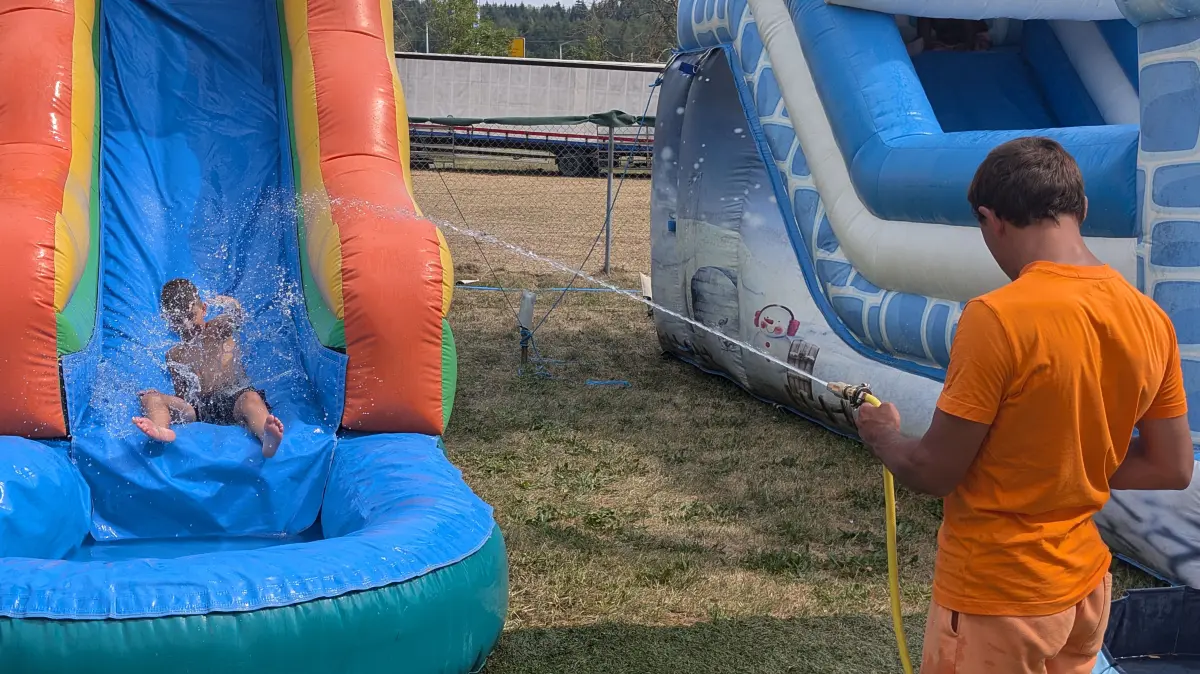 Zu den Rennern der Abenteuerwelt auf dem Hilbenparkplatz in Schwenningen entwickeln sich bei den Kindern die Wasserrutschen, die für spürbare Abkühlung während der Sommerhitze dienen.