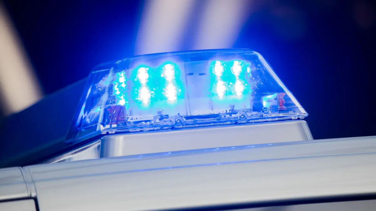 Der Deutsche habe dann selbst die Polizei gerufen.: ARCHIV - 20.10.2017, Nordrhein-Westfalen, Duisburg: Ein Blaulicht leuchtet auf dem Streifenwagen der Polizei. (zu dpa: «16-Jähriger soll seine Oma ermordet haben») Foto: Rolf Vennenbernd/dpa +++ dpa-Bildfunk +++
