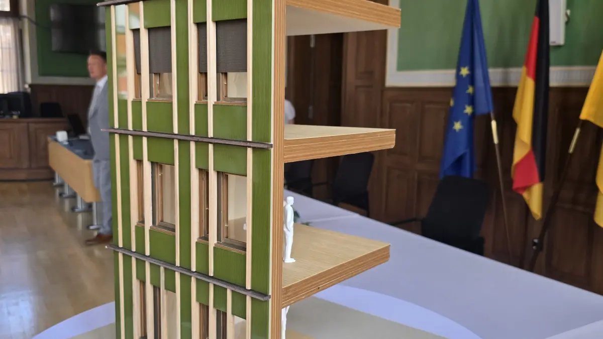 Dieses Modell, hier aufgestellt im jetzigen Sitzungssaal im bisherigen Amtsgericht zeigt es: Der mehrstöckige Neubau wird in Holzbauweise errichtet.