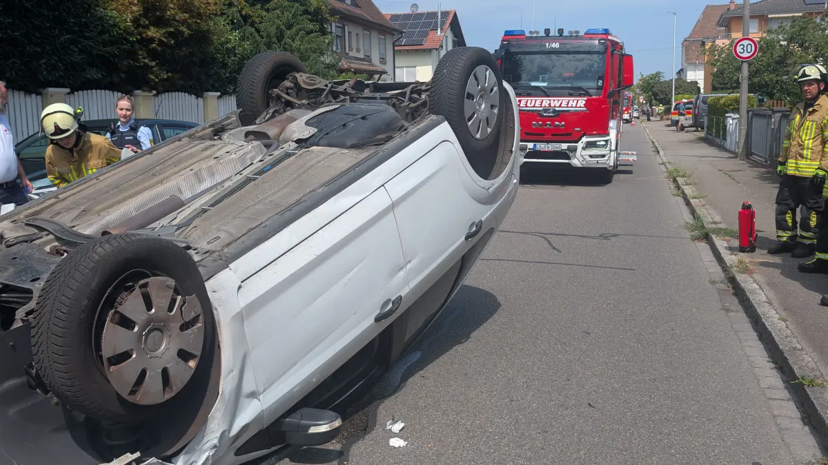 In der Bühlstraße kollidierte ein Auto mit einem parkenden Fahrzeug und landete dann auf dem Dach.