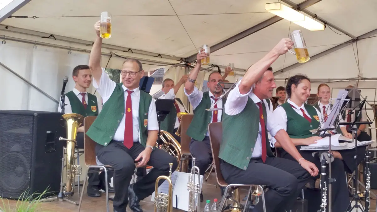Prost: Der Musikverein Hirschau setzte musikalisch den Schlusspunkt unter eine Bachhockete, die wohl die bisher beste überhaupt ist. Da freut man sich schon aufs nächste Jahr.