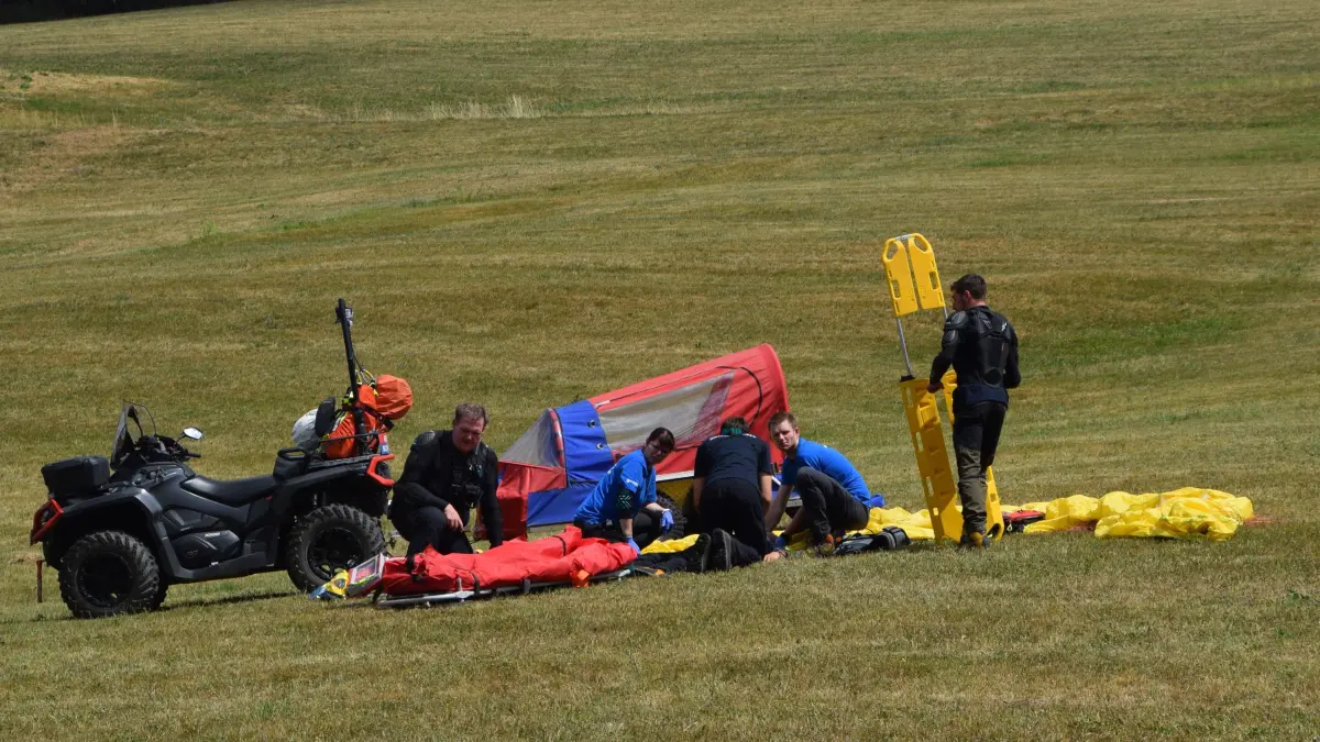 Die ehrenamtlichen Helfer der Bergwacht Notschrei zeigten bei einer Schauübung die Rettung eines verunfallten Gleitschirmfliegers.