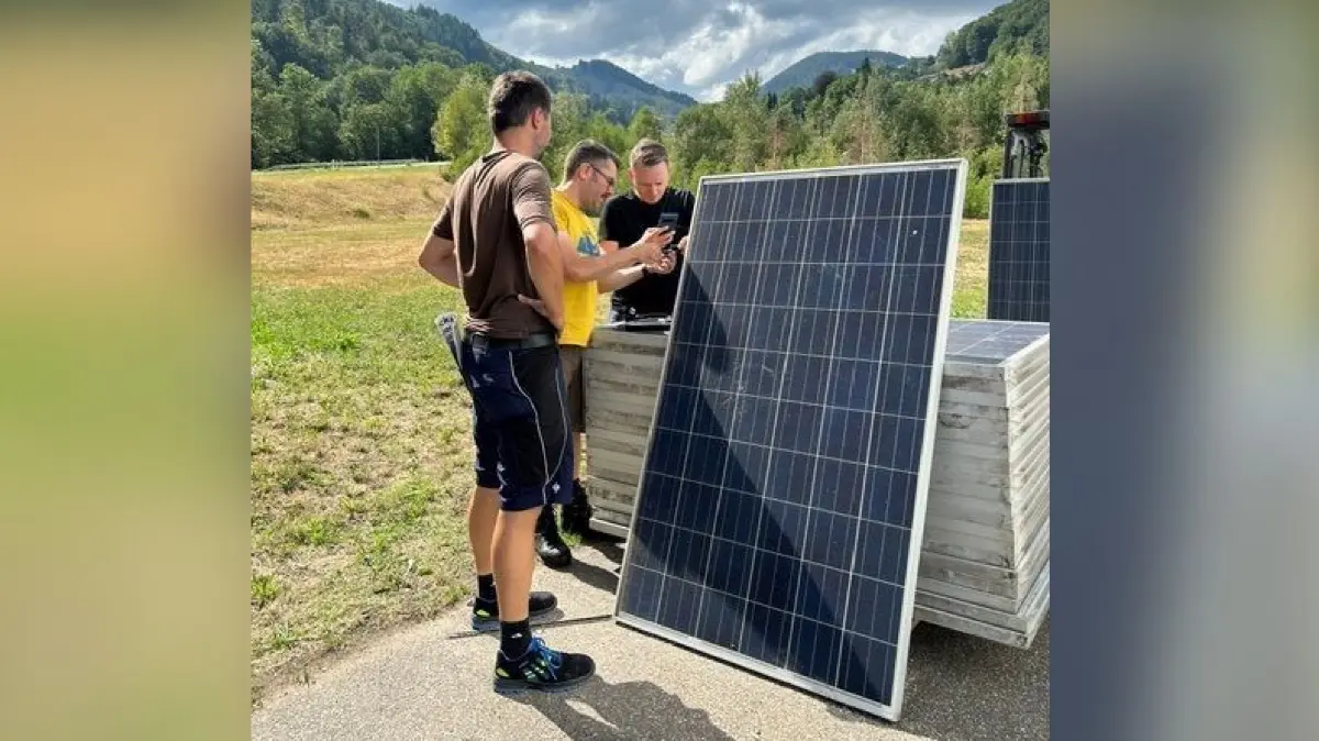 Sebastian Müller (im gelben T-Shirt) und daneben Henning Lerz, beide vom Verein Balkon.Solar Freiburg und ein Teilnehmer des Workshops