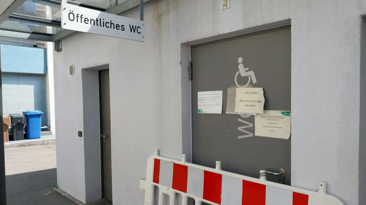Das öffentliche WC am Bürgerturmplatz ist Vandalismus-Hotspot in der Ebinger Innenstadt.