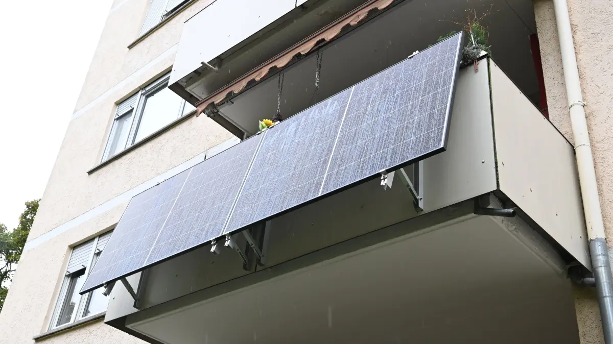 Aus den gebrauchten Solarpanelen entstehen neue Balkonkraftwerke.