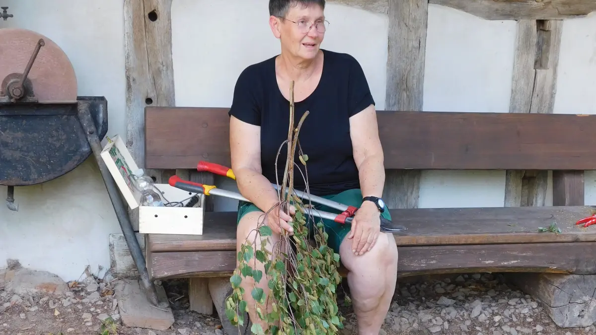 Ursel Weltin beim Besenbinden