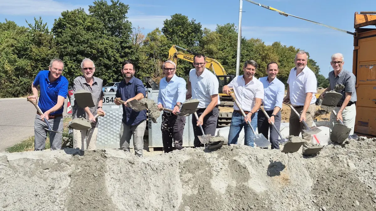 Vertreter der Stadtverwaltung und der beteiligten Baufirmen setzten am Montagnachmittag den Spatenstich für die Erschließung des Gewerbegebiets.